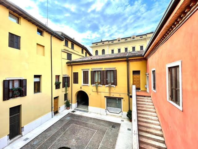 Domus Verona - Ampia Moderna Casa Su 2 Piani Nel Cuore Di Verona Bagian luar foto